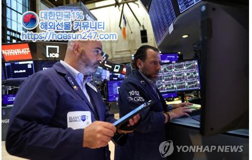 뉴욕증권거래소(NYSE) 입회장의 트레이더들의 모습/사진=연합뉴스