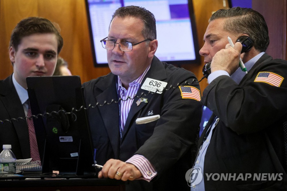 NYSE 입회장에서 일하는 트레이더들의 모습