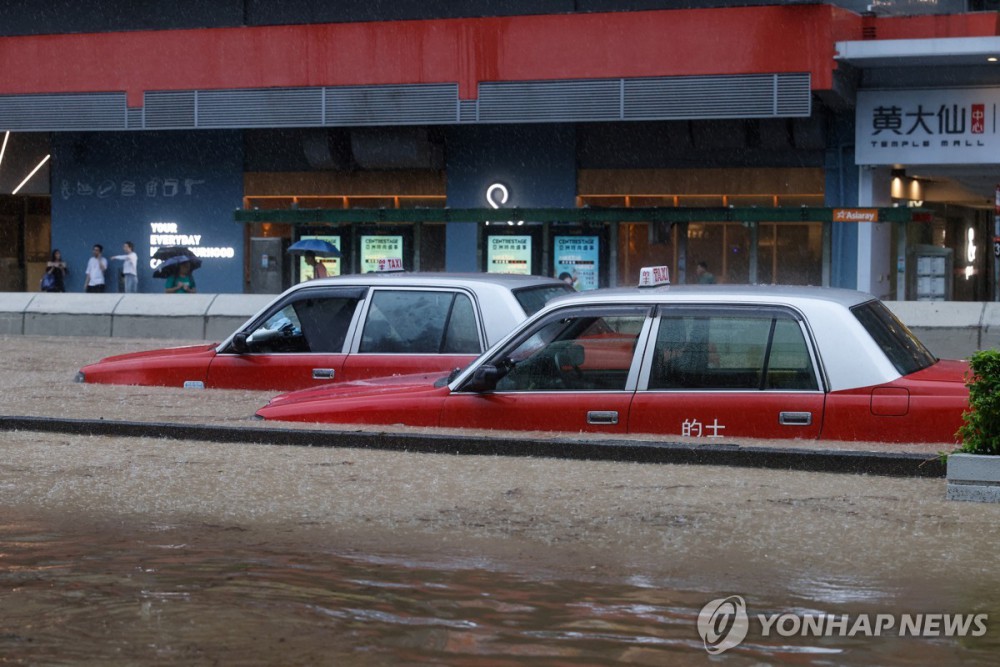 (로이터=연합뉴스) 홍콩에 7일 기록적인 폭우가 쏟아지며 도로 위 차들이 물에 잠겼다. 2023.9.8.