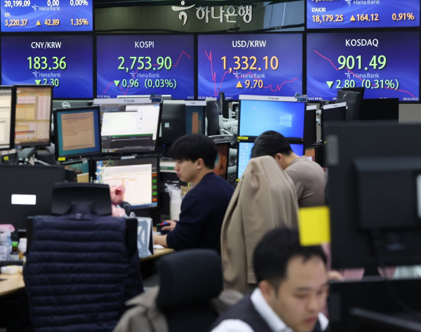 22일 오전 서울 중구 하나은행 딜링룸에서 직원들이 업무를 보고 있다. /사진=연합뉴스