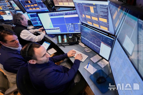 [뉴욕=AP/뉴시스]4일(현지 시간) 뉴욕증권거래소(NYSE)에서 트레이더들이 일하고 있다. 도널드 트럼프 대통령의 관세 부과가 안전자산으로의 도피를 촉발시키면서 미 재무부 채권 금리가 7일 또다시 하락했다고 CNB