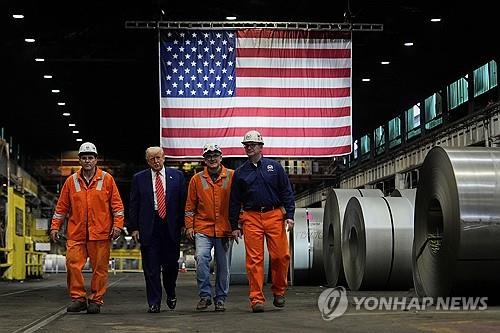 US스틸 공장 둘러보는 트럼프 미 대통령 [AP 연합뉴스 자료사진. 재판매 및 DB 금지]