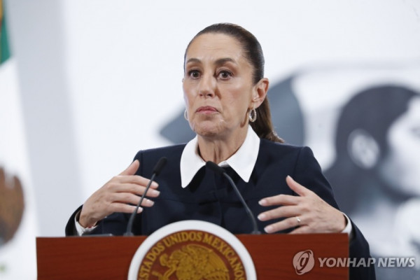 4일(현지시간) 일일 아침 정례 기자회견 하는 멕시코 대통령 [멕시코시티 EPA=연합뉴스. 재판매 및 DB 금지]